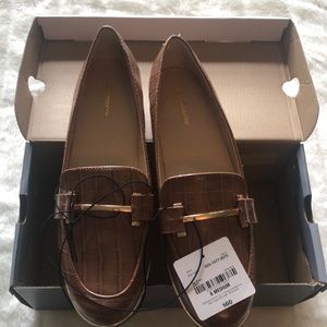Liz Claiborne Times Tan Croc size 8 memory foam Loafers